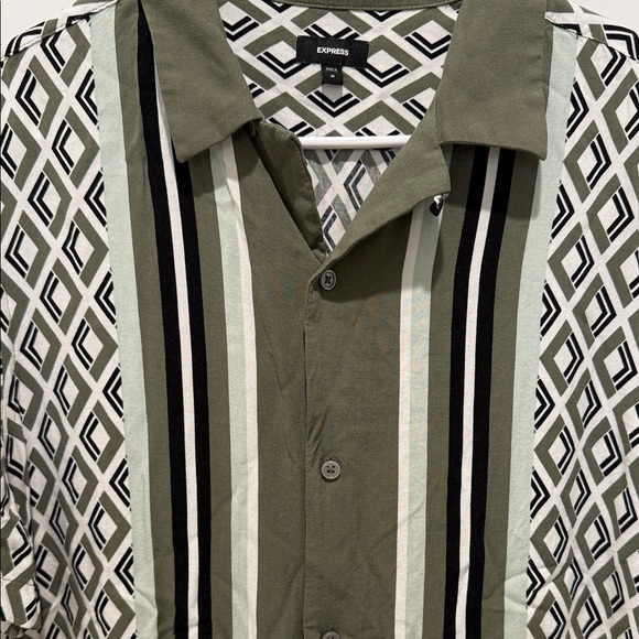 Express Geometric Patterned Button-Up Shirt - Picture 2 of 4